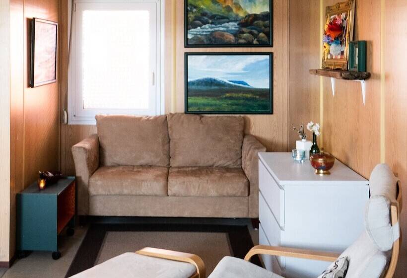 استودیوی استاندارد, Ytra Lón Farm Lodge