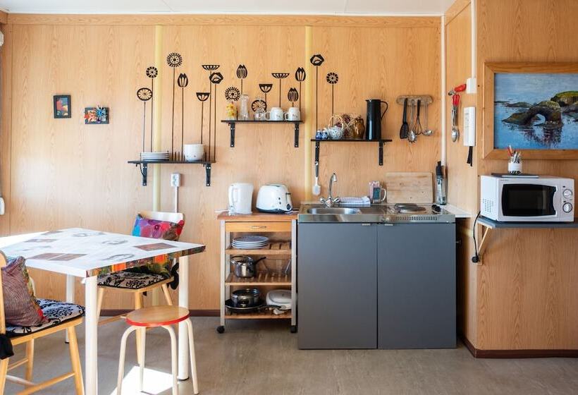 استودیوی استاندارد, Ytra Lón Farm Lodge