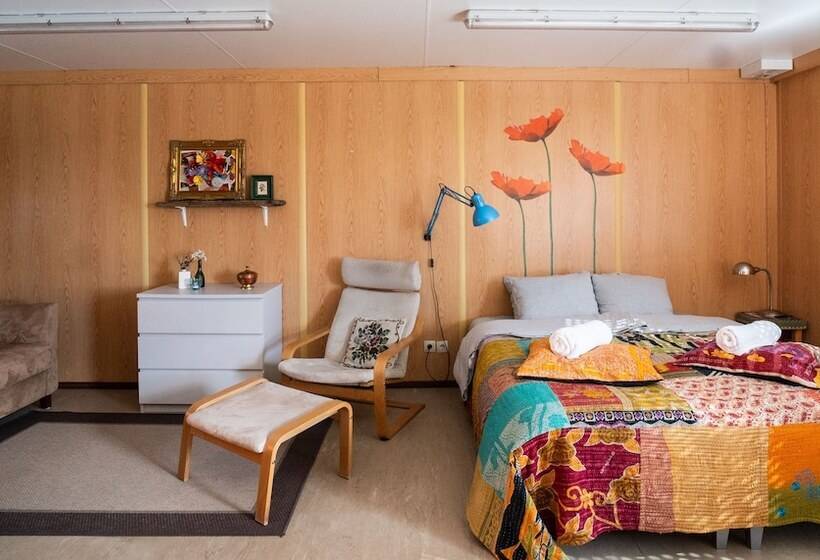 استودیوی استاندارد, Ytra Lón Farm Lodge