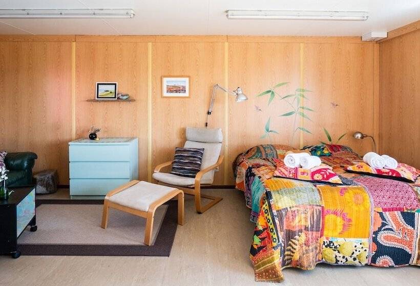 استودیوی استاندارد, Ytra Lón Farm Lodge