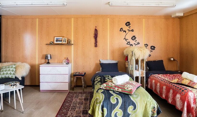 استودیوی استاندارد, Ytra Lón Farm Lodge