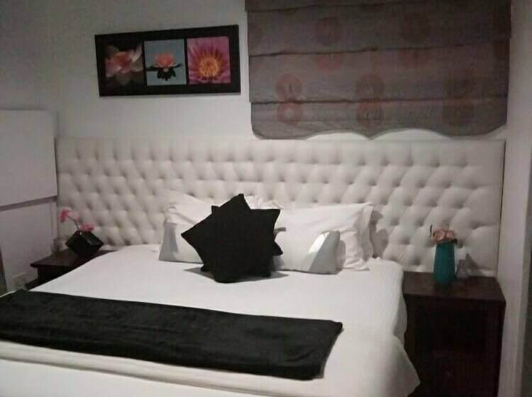 キングサイズベッドのスタンダードルーム, Bruno Comfort Suites