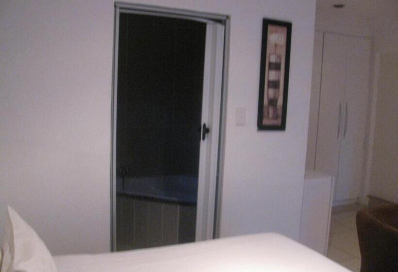 キングサイズベッドのスタンダードルーム, Bruno Comfort Suites