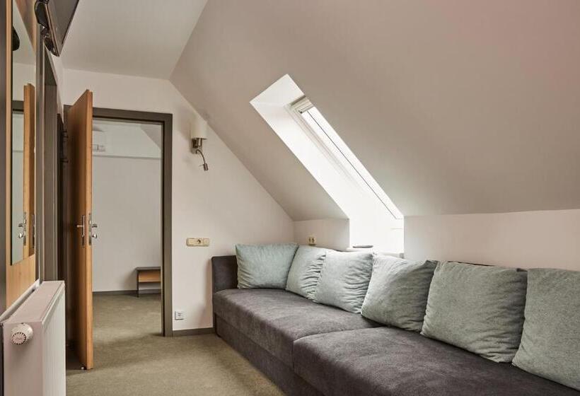 Quarto Familiar, Gold House Pension