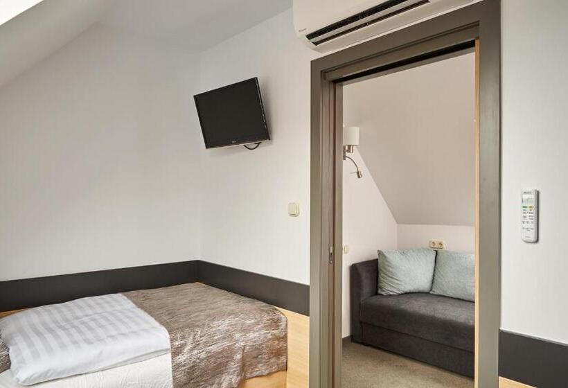 Quarto Familiar, Gold House Pension
