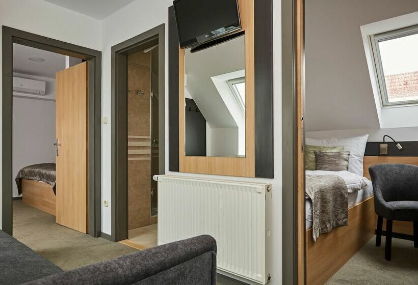 Quarto Familiar, Gold House Pension
