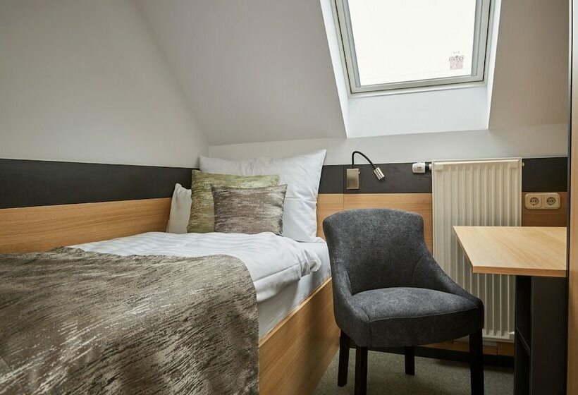Quarto Familiar, Gold House Pension