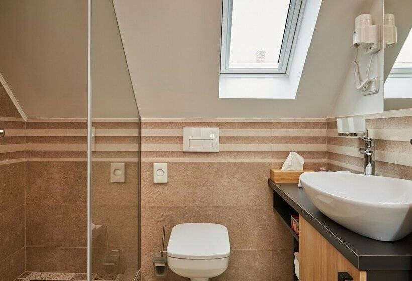 Quarto Familiar, Gold House Pension
