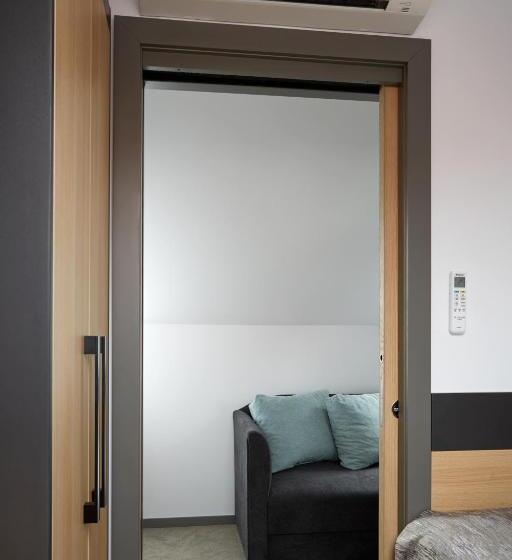 Quarto Familiar, Gold House Pension