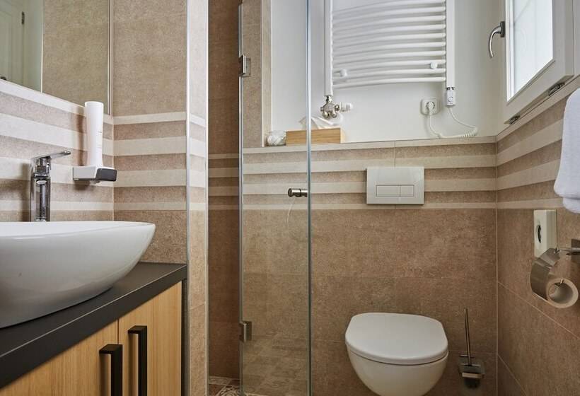 Quarto Superior, Gold House Pension
