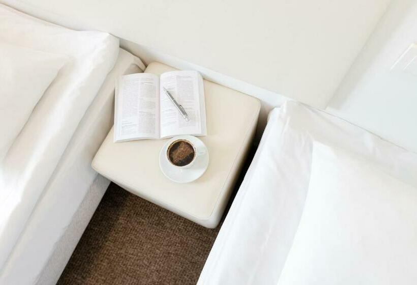 اتاق استاندارد سه تخته با سرویس بهداشتی مشترک, Happy Inn