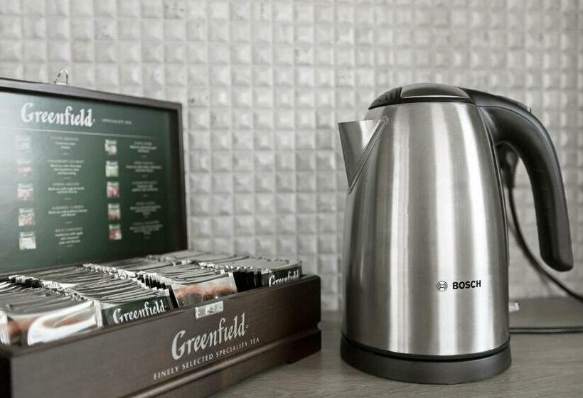 اتاق استاندارد سه تخته با سرویس بهداشتی مشترک, Happy Inn