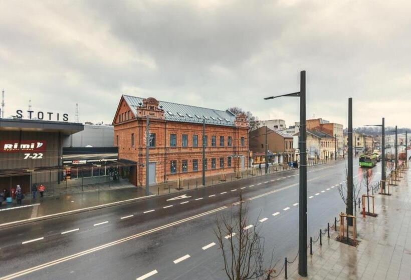 اتاق استاندارد سه تخته با سرویس بهداشتی مشترک, Happy Inn