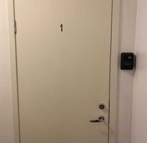 اتاق استاندارد سه تخته با سرویس بهداشتی مشترک, Happy Inn