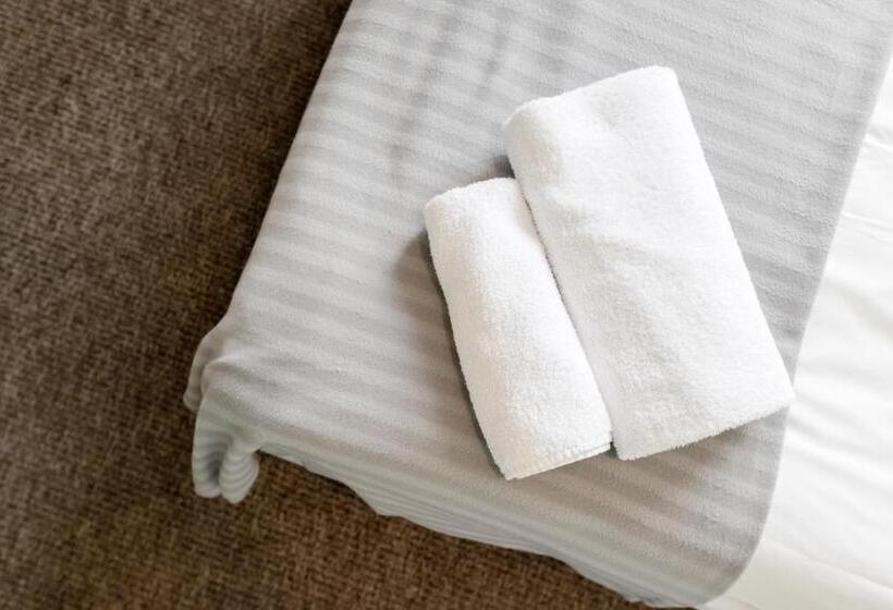 اتاق اکونومی, Happy Inn