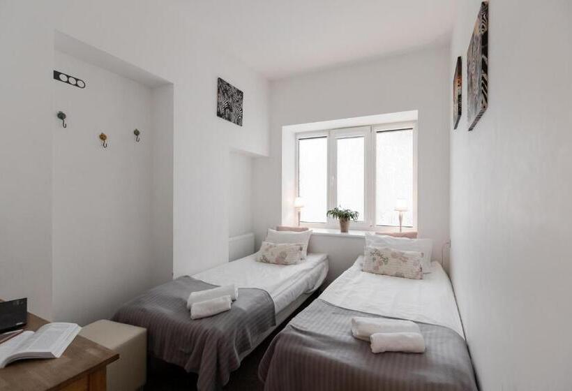 اتاق اکونومی, Happy Inn