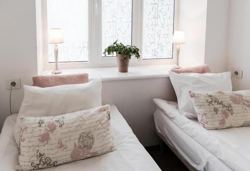 اتاق اکونومی, Happy Inn