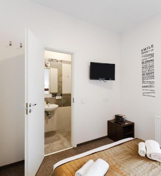 اتاق استاندارد با بالکن, Happy Inn