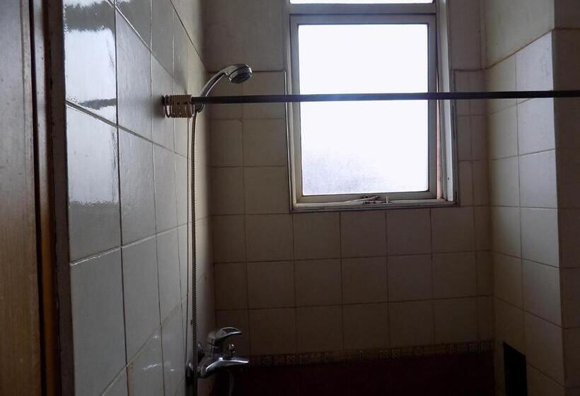 Chambre Economy Individuelle, Aponye