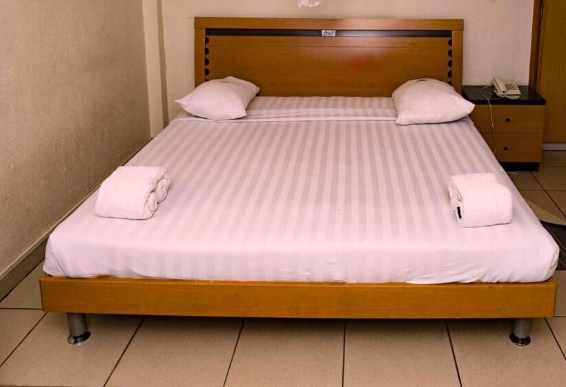 Chambre Deluxe, Aponye