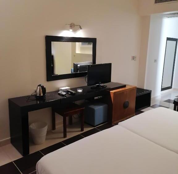 اتاق لوکس سه تخته, Mousa Coast Hotel & Spa