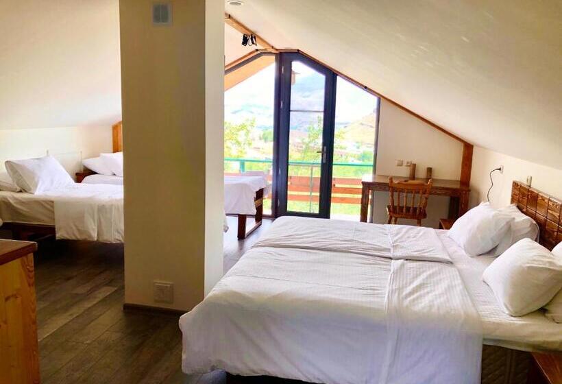 اتاق خانوادگی, Green Stone Boutique