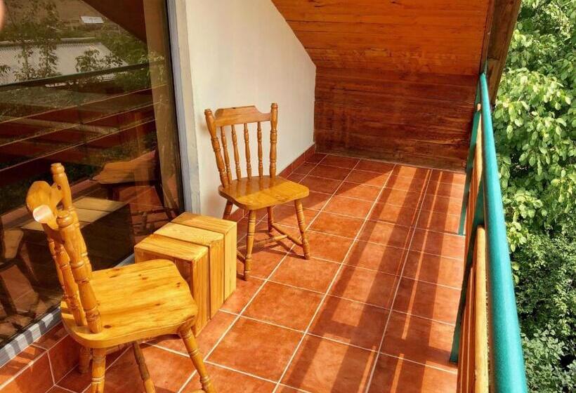 اتاق خانوادگی, Green Stone Boutique