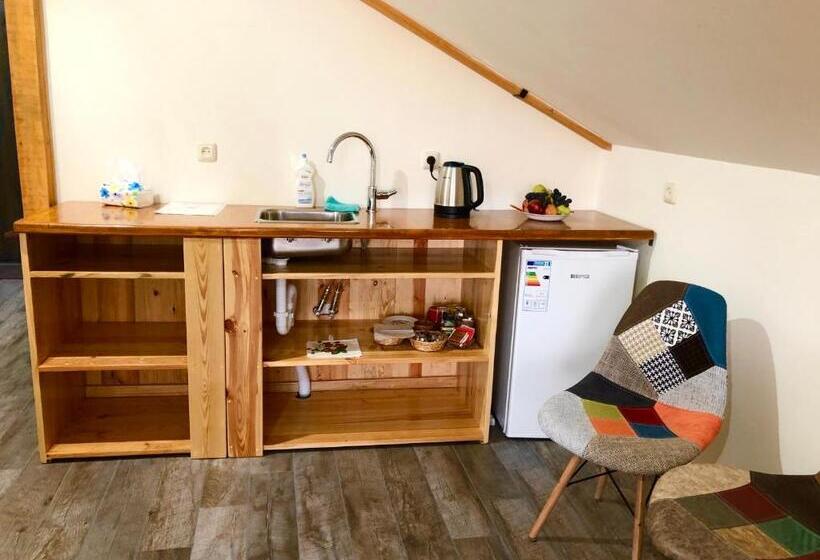 اتاق خانوادگی, Green Stone Boutique