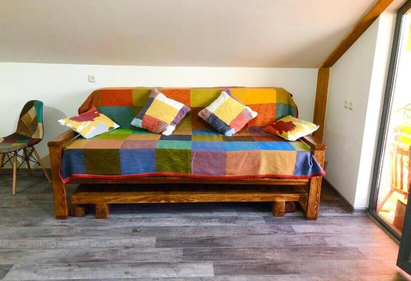 اتاق خانوادگی, Green Stone Boutique