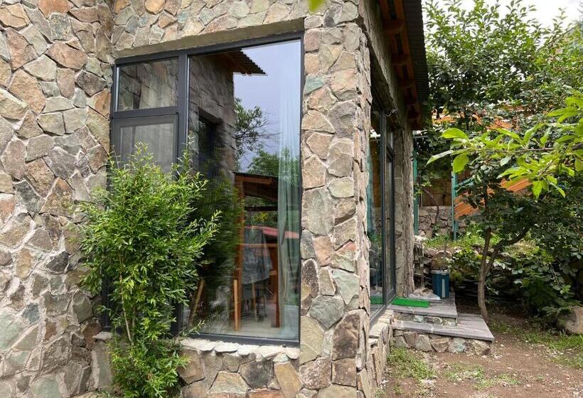 اتاق خانوادگی با چشم‌انداز باغ, Green Stone Boutique