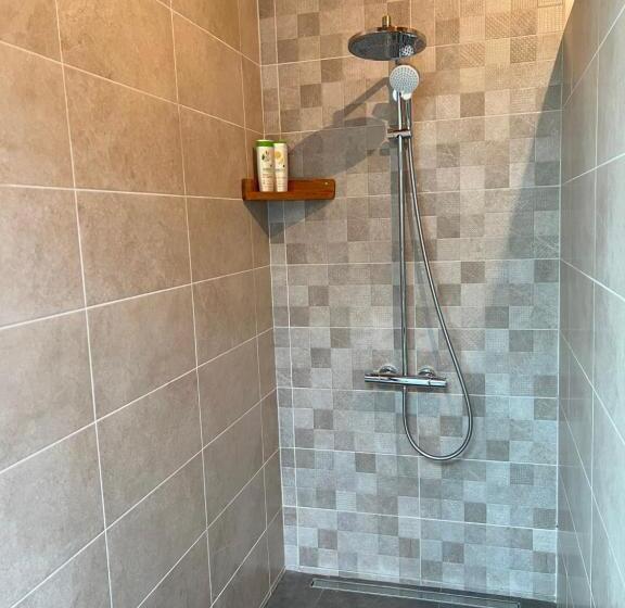 اتاق خانوادگی با چشم‌انداز باغ, Green Stone Boutique