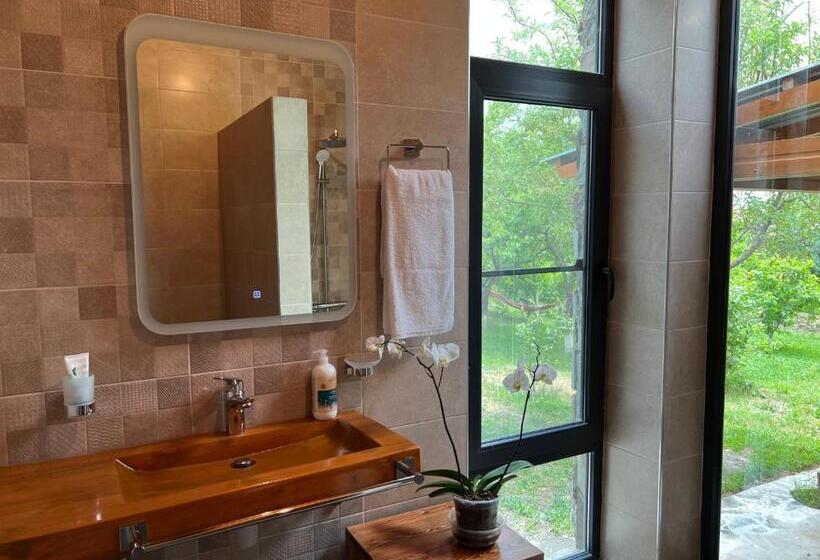 اتاق خانوادگی با چشم‌انداز باغ, Green Stone Boutique