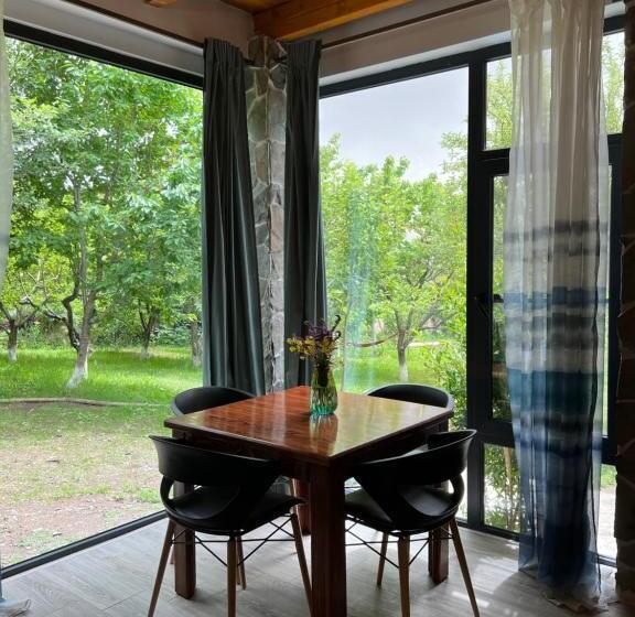 اتاق خانوادگی با چشم‌انداز باغ, Green Stone Boutique