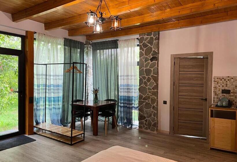 اتاق خانوادگی با چشم‌انداز باغ, Green Stone Boutique
