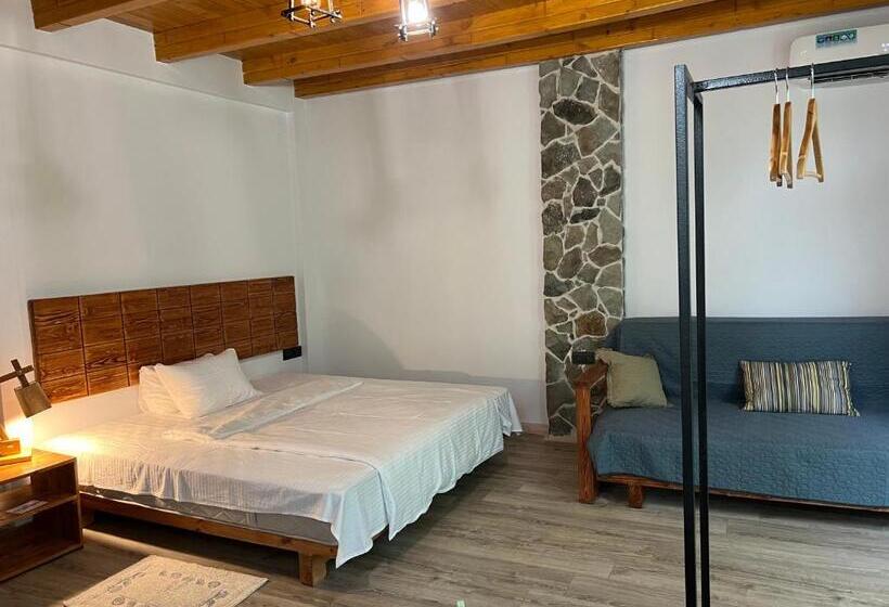 اتاق خانوادگی با چشم‌انداز باغ, Green Stone Boutique