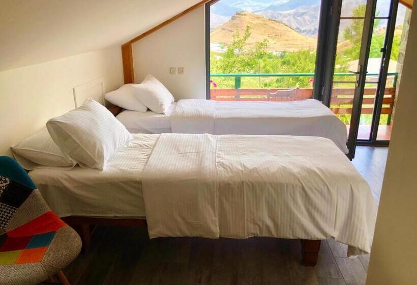 اتاق خانوادگی, Green Stone Boutique