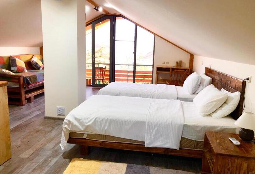 اتاق خانوادگی, Green Stone Boutique