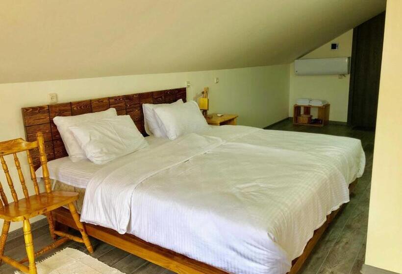 اتاق خانوادگی, Green Stone Boutique