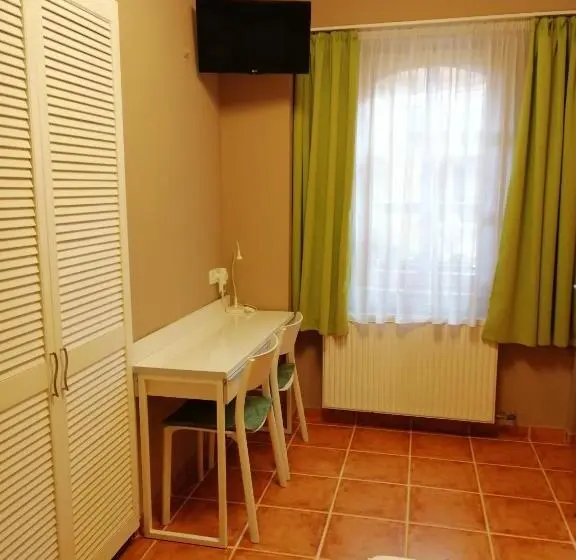 Basic-huone, Karpatia Panzio