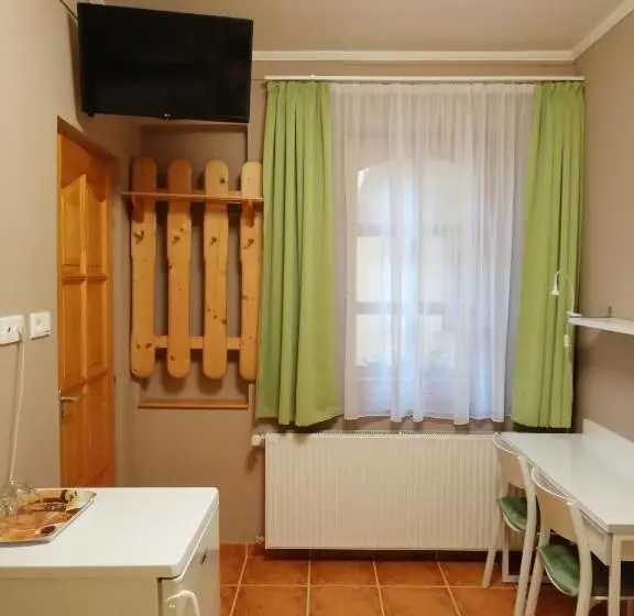Standard Yhden Hengen Huone, Karpatia Panzio