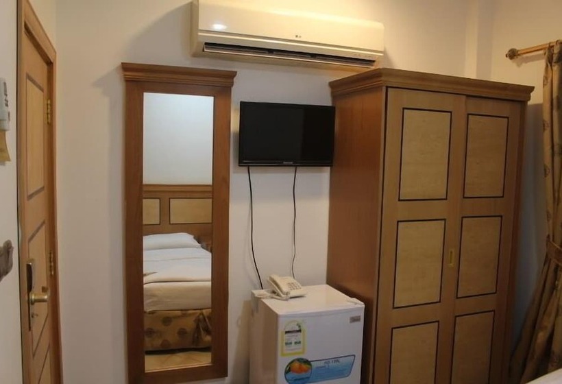 スタンダードルーム, Hamad Saif Batal