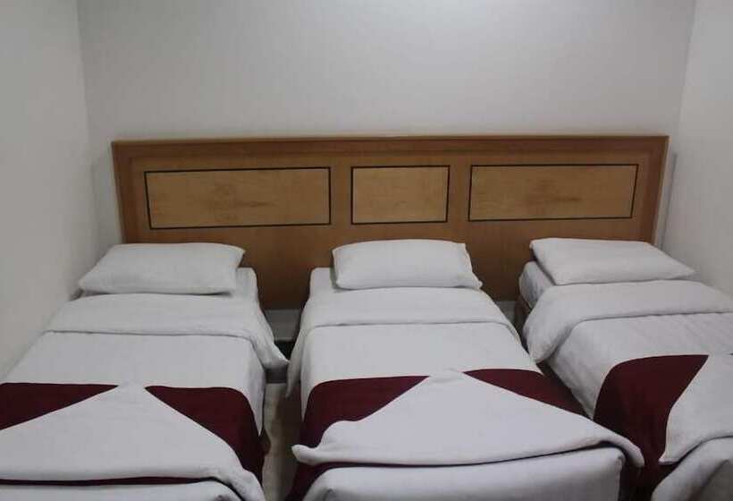 スタンダードトリプルルーム, Hamad Saif Batal