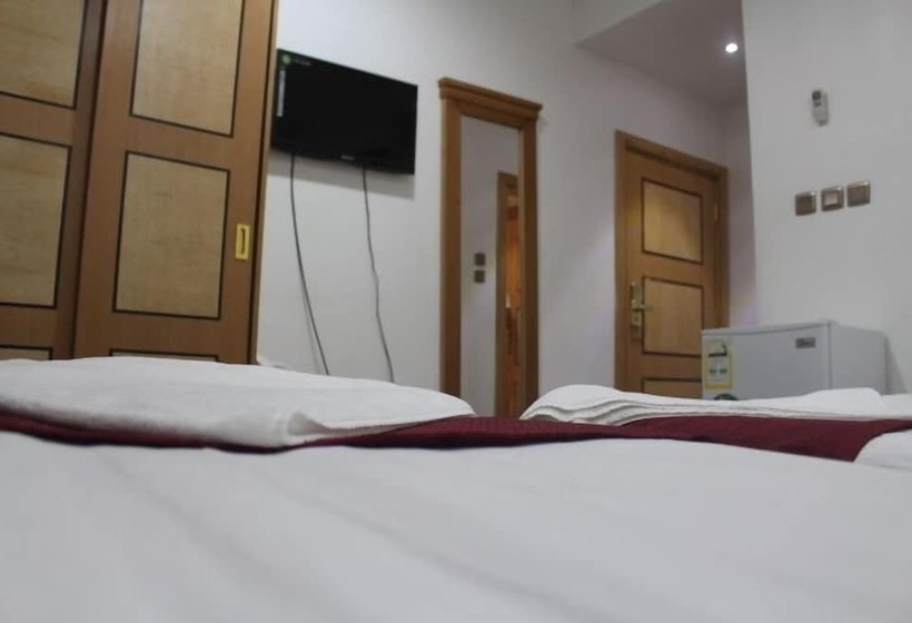 スタンダードトリプルルーム, Hamad Saif Batal