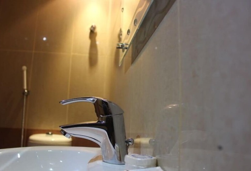 スタンダードトリプルルーム, Hamad Saif Batal