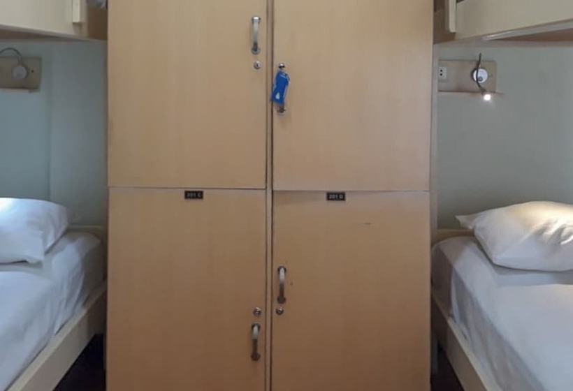 سرير فى غرفة مشتركه, Reddoorz Hostel @ Manado Green Hostel