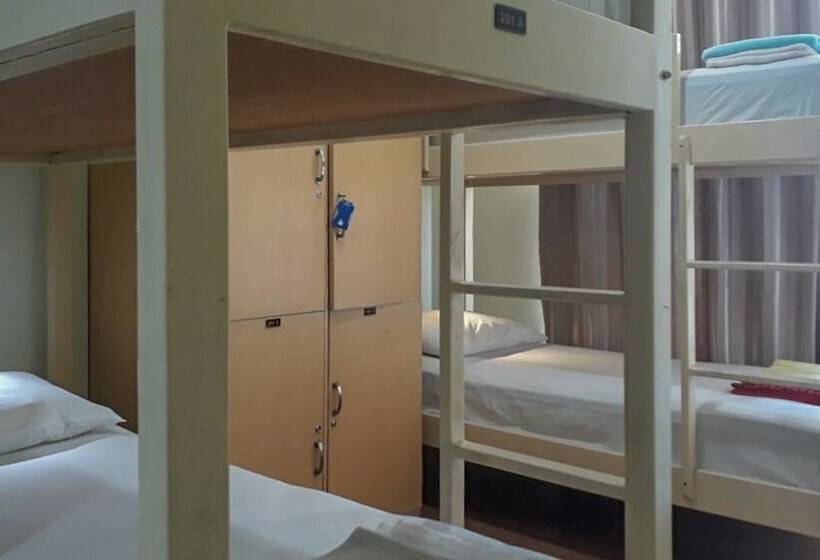 سرير فى غرفة مشتركه, Reddoorz Hostel @ Manado Green Hostel