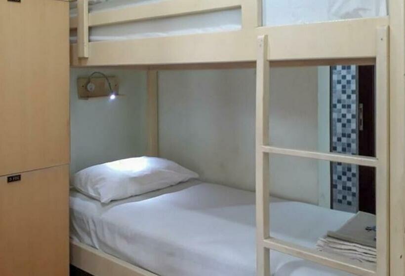 تختخواب در اتاق مشترک, Reddoorz Hostel @ Manado Green Hostel