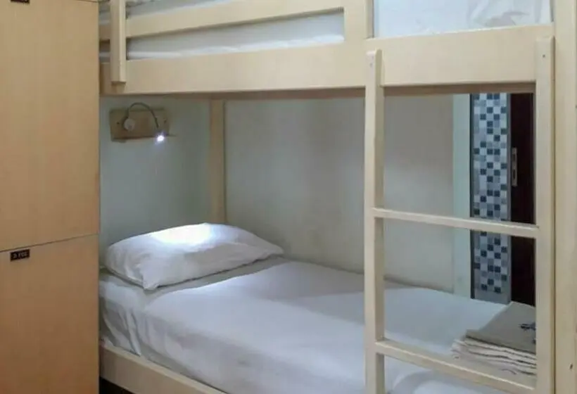 ルームシェアのワンベッド, Reddoorz Hostel @ Manado Green Hostel