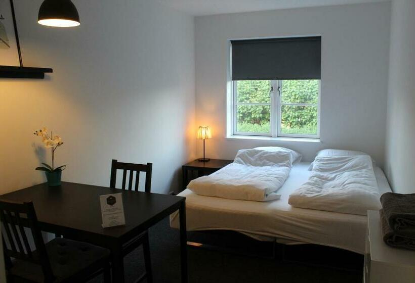 スタンダードルーム, Close But Quiet