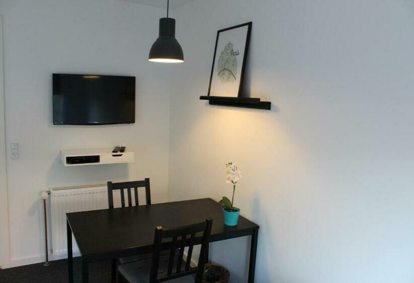 スタンダードルーム, Close But Quiet